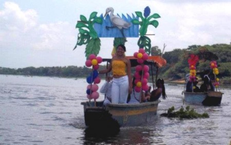 Desfile fluvial del Festival Anfibio de Artes y Tradiciones